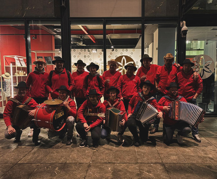 Vrbiški godci pred vrati Slovenskega etnografskega muzeja